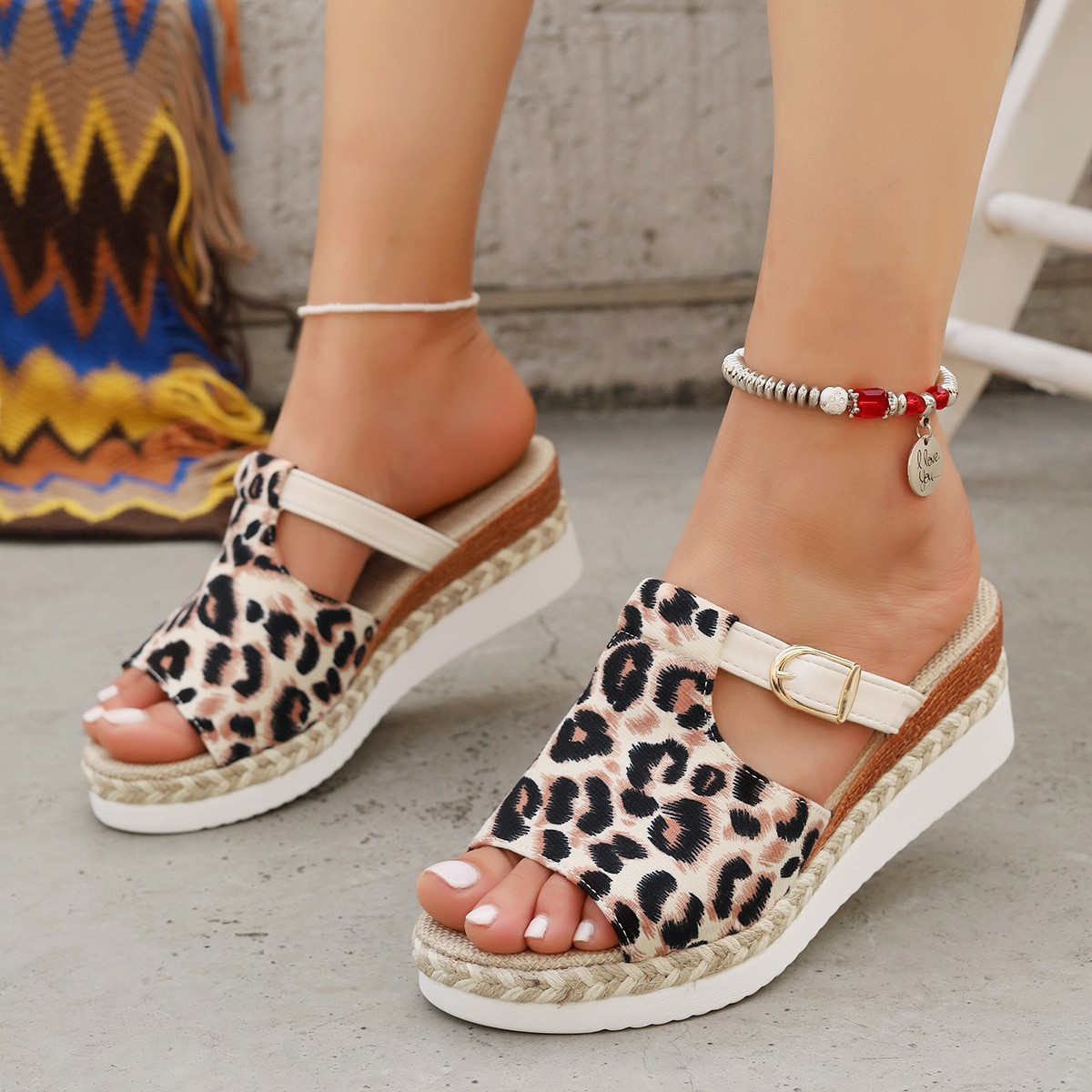 In stock, we offer large-sized leopard print open-toe cool slippers for cross-border trade, women's wedge heels, lightweight hemp rope woven buckle shoes, thick-soled cool shoes full figure