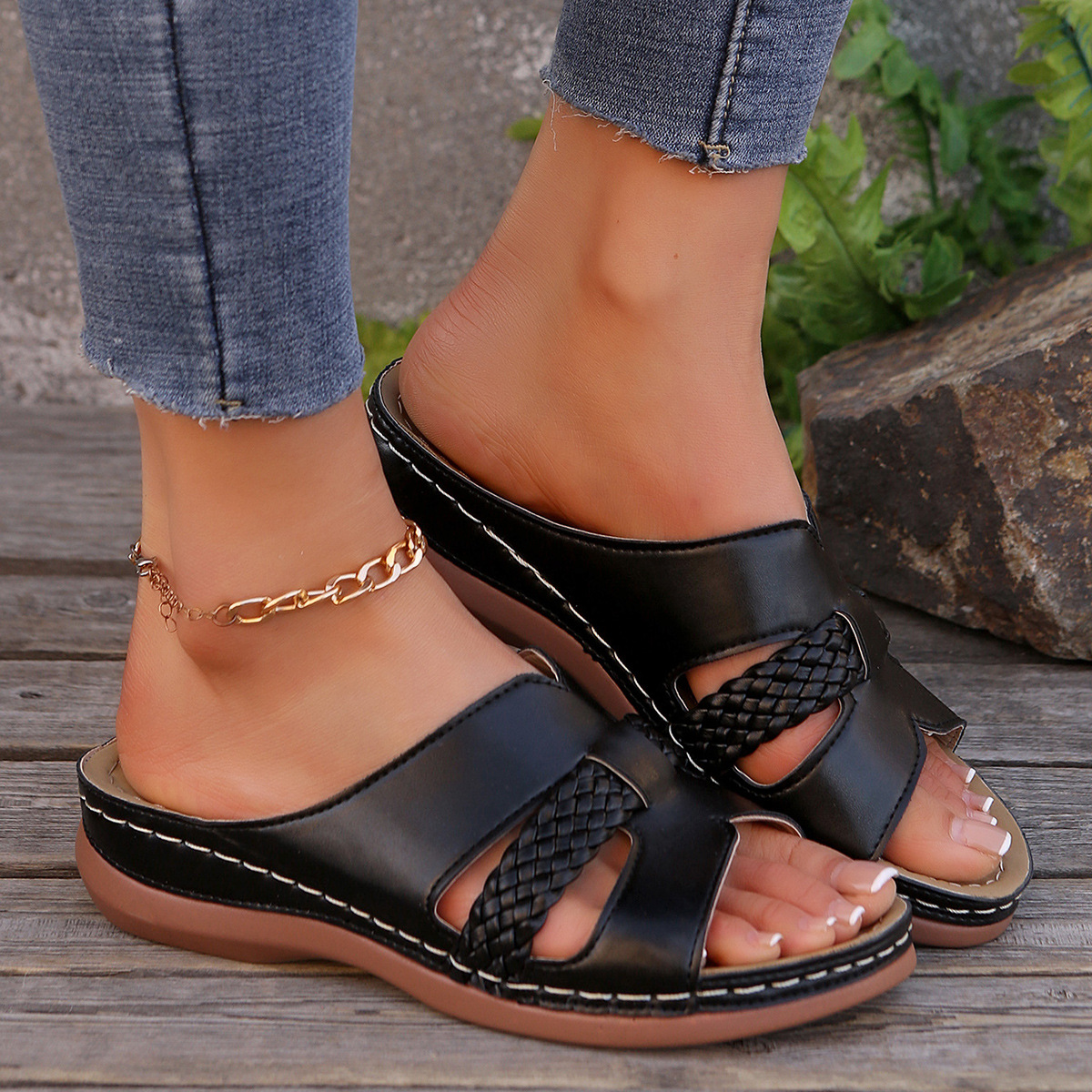 Wedge heel thick-soled slippers for women's export, large size one-piece solid color woven European and American export casual car line sandals for women Specification drawing