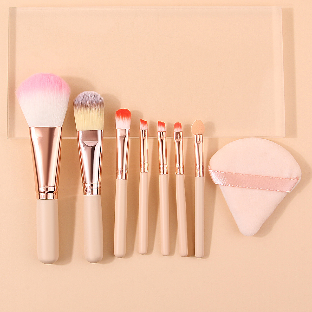Beginner's 7-piece mini makeup brush set: Foundation, blush, eyeshadow brush, triangular powder puff, portable makeup tools full figure