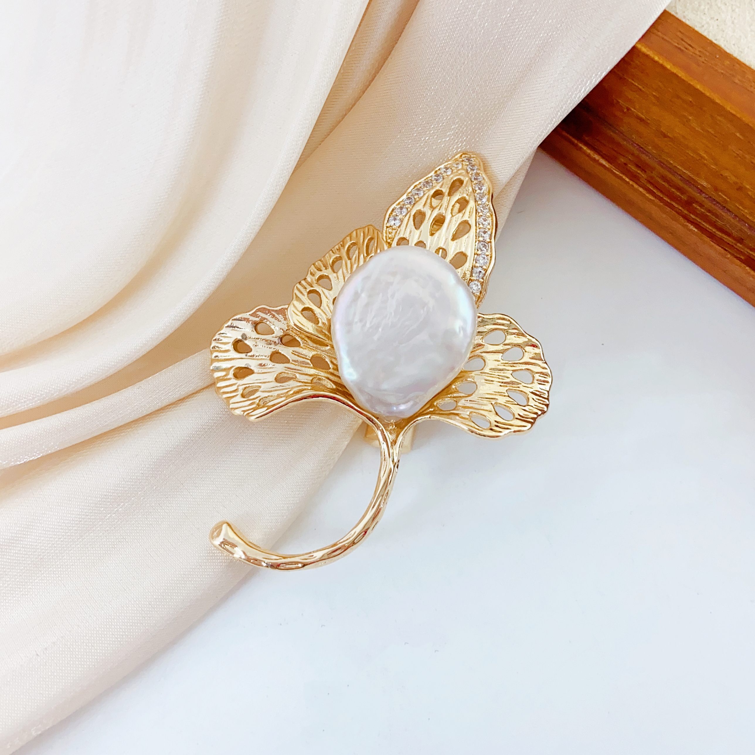 Pearl flower brooch, Baroque pearl brooch, decorative national trend brooch, retro accessory brooch, ladies' waist-cinching fashion Christmas brooch gift, Chinese style details Picture