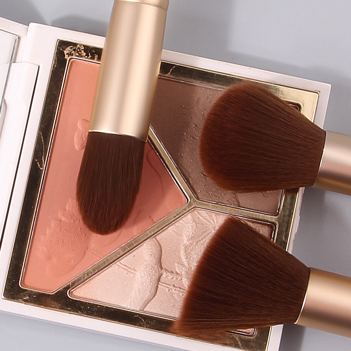 The 2025 new portable makeup brush set features soft bristle foundation, blush, contouring brush, concealer and refreshing hand makeup brush Specification drawing