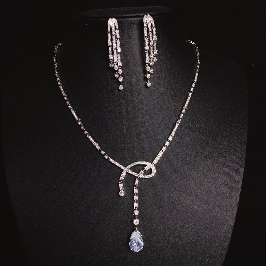 Dazzling and luxurious zircon necklace, exquisite and beautiful jewelry, minimalist jewelry set, banquet luxury two-piece set, necklace and earrings, elegant layering combination, daily commuting and date accessories, light luxury and niche design