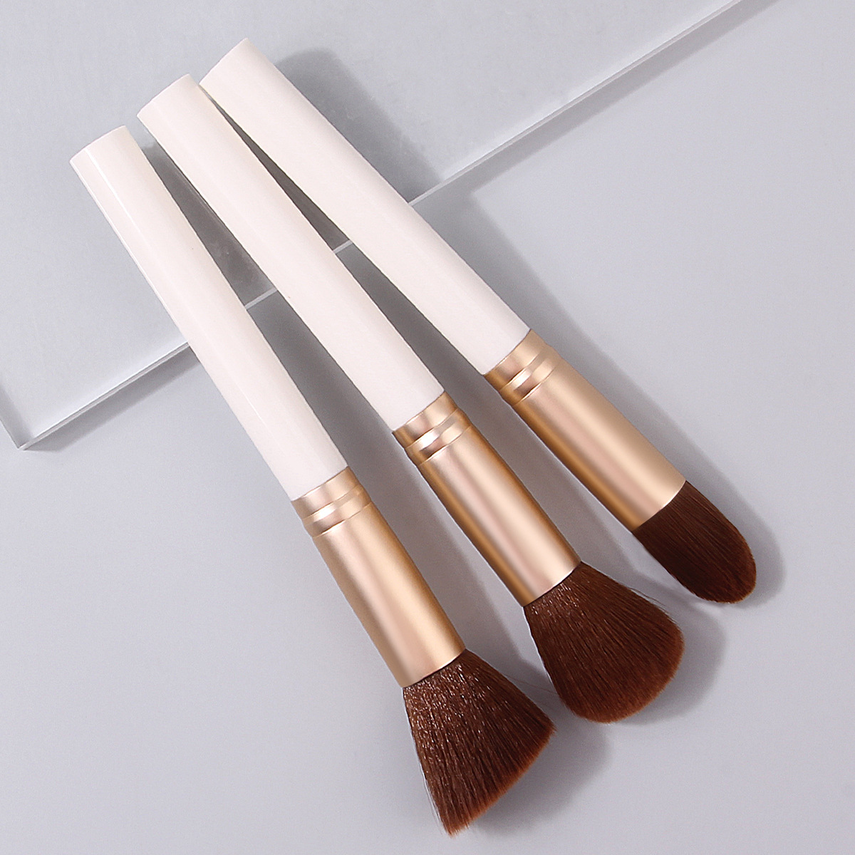 The 2025 new portable makeup brush set features soft bristle foundation, blush, contouring brush, concealer and refreshing hand makeup brush details Picture