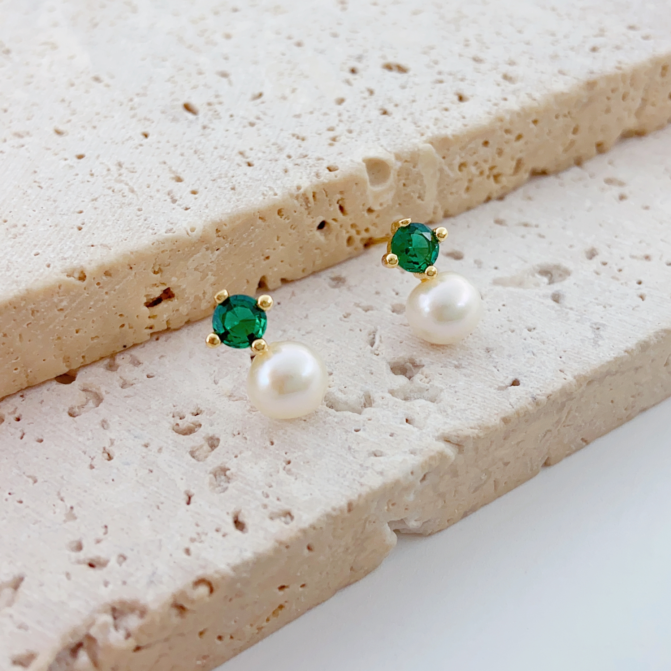 Freshwater pearl stud earrings s925 sterling silver needle stud earrings are a new versatile accessory for women in an ins style. They exude a gentle and luxurious touch, with a niche design and a cool ins style Item Picture