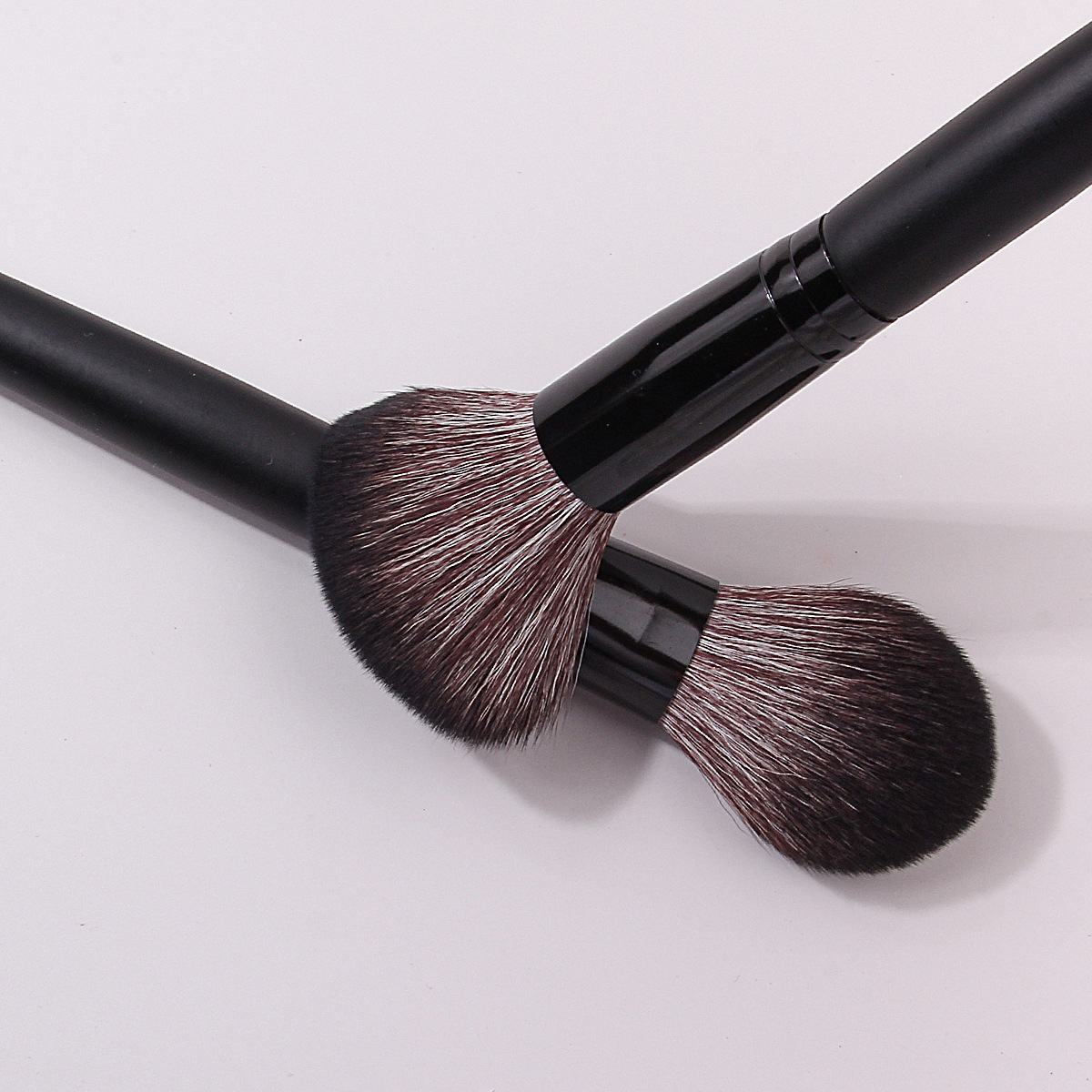 New single flame type blush brush, highlighter brush, facial brightening, fluffy and soft bristles professional makeup brush, in stock and ready for immediate shipment details Picture