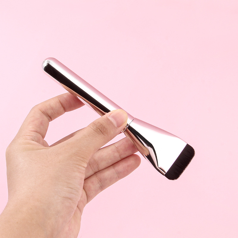 The best-selling wakemake foundation brush is a straight-line, non-powder-consuming, flat-head, seamless base makeup and mask brush, specifically designed for concealing concealer Application Scenario