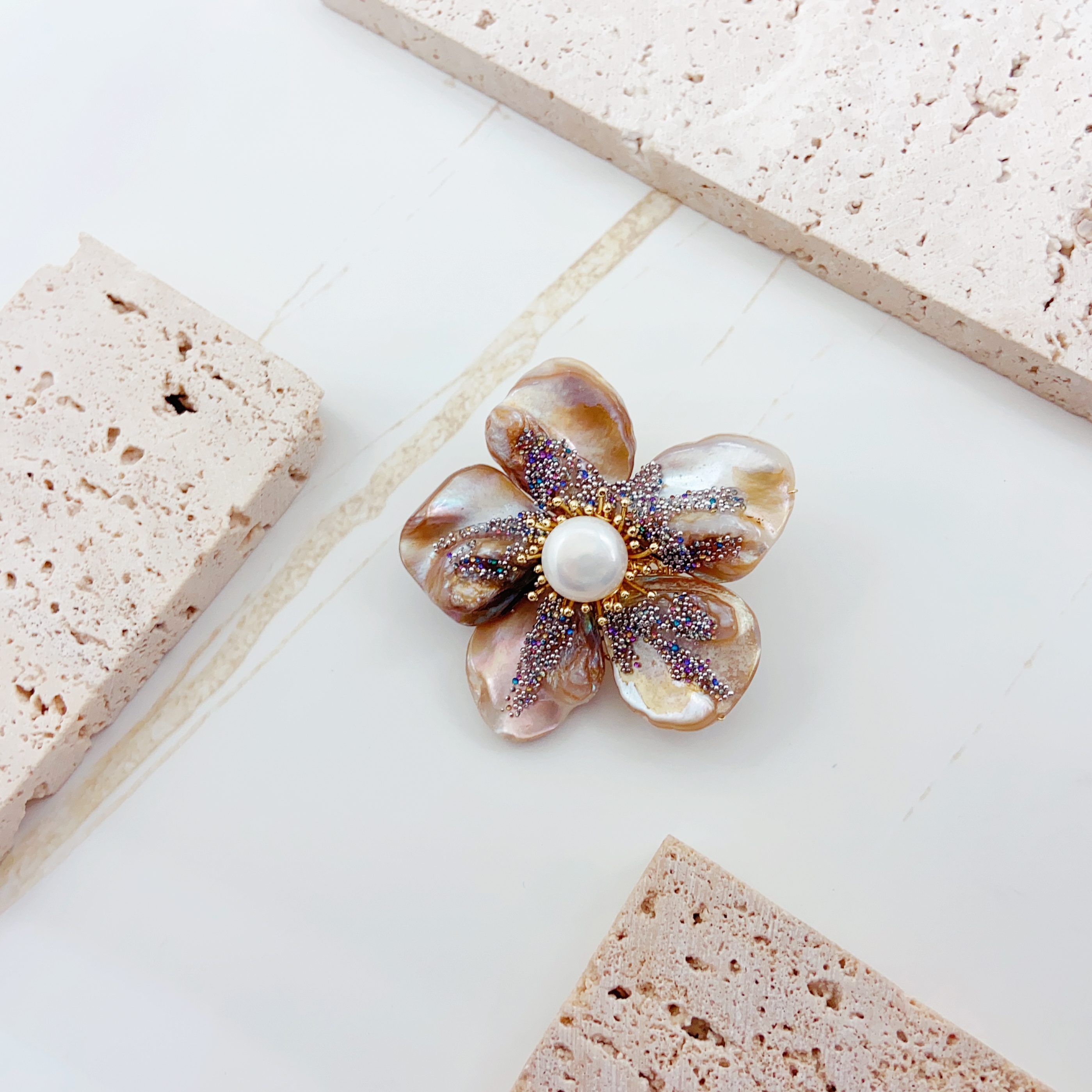 Ladies' pearl flower brooch, Baroque pearl brooch, brooch, decorative national trend brooch, retro accessory brooch, Chanel-style brooch, Christmas brooch details Picture