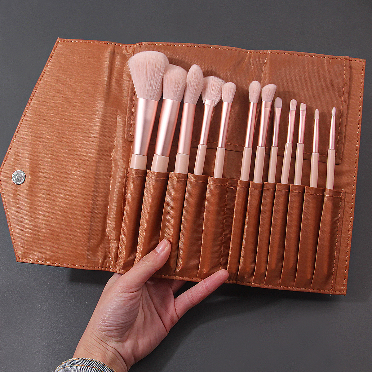 A complete set of 12 pink makeup brushes, soft bristle eyeshadow brushes, loose powder brushes, blush brushes, beauty tools, and makeup bag details Picture