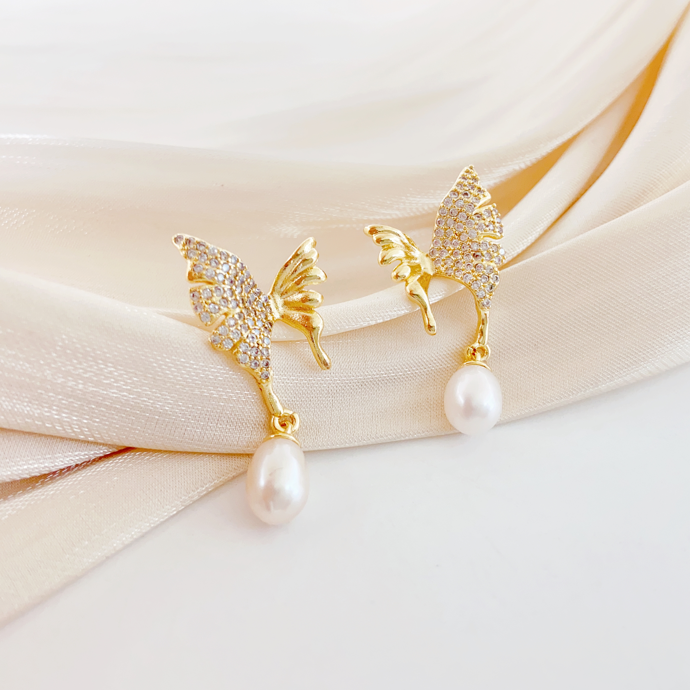 Freshwater pearl stud earrings s925 sterling silver needle stud earrings are a new versatile accessory for women in an Instagram style. They feature a gentle and niche design that follows the cool Instagram trend Item Picture