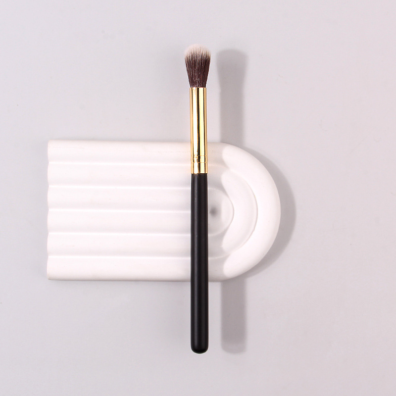 Wooden handle single high-gloss brush, portable soft-bristled high-gloss brush, beginner makeup brush, makeup tool brush, wholesale in stock details Picture