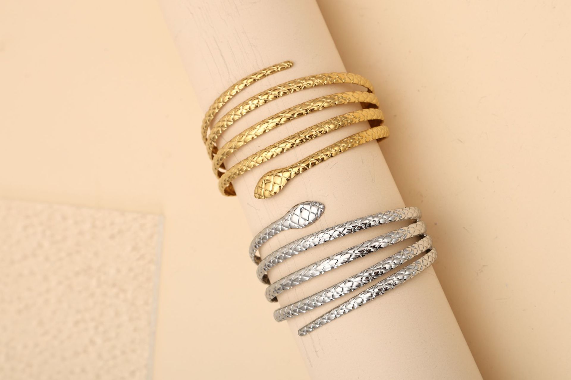 The snake-shaped animal cross-border stainless steel line open bracelet is a niche design with a sense of high-end fashion