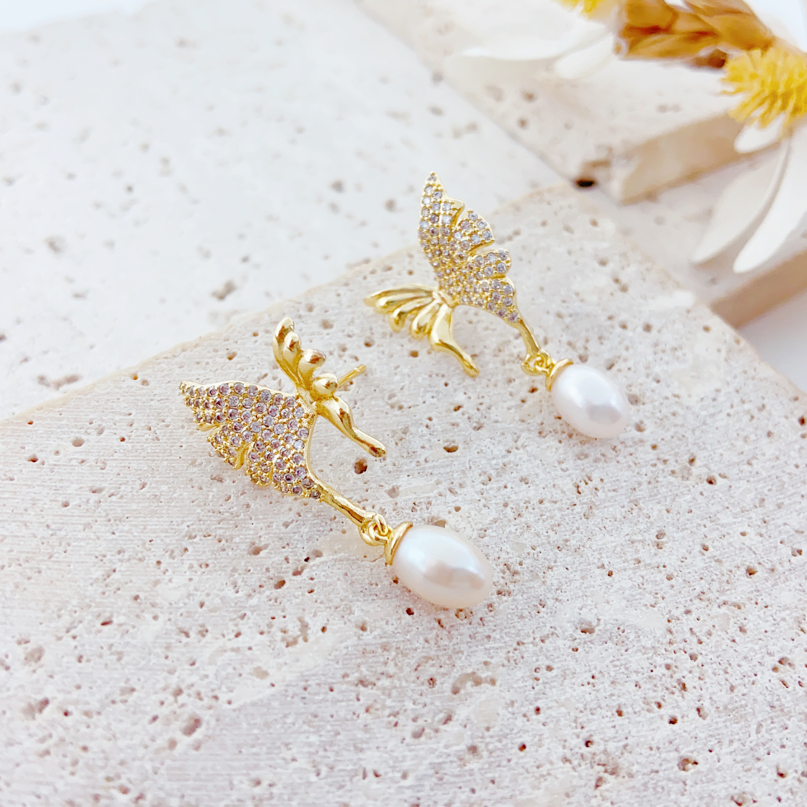 Freshwater pearl stud earrings s925 sterling silver needle stud earrings are a new versatile accessory for women in an Instagram style. They feature a gentle and niche design that follows the cool Instagram trend Application Scenario