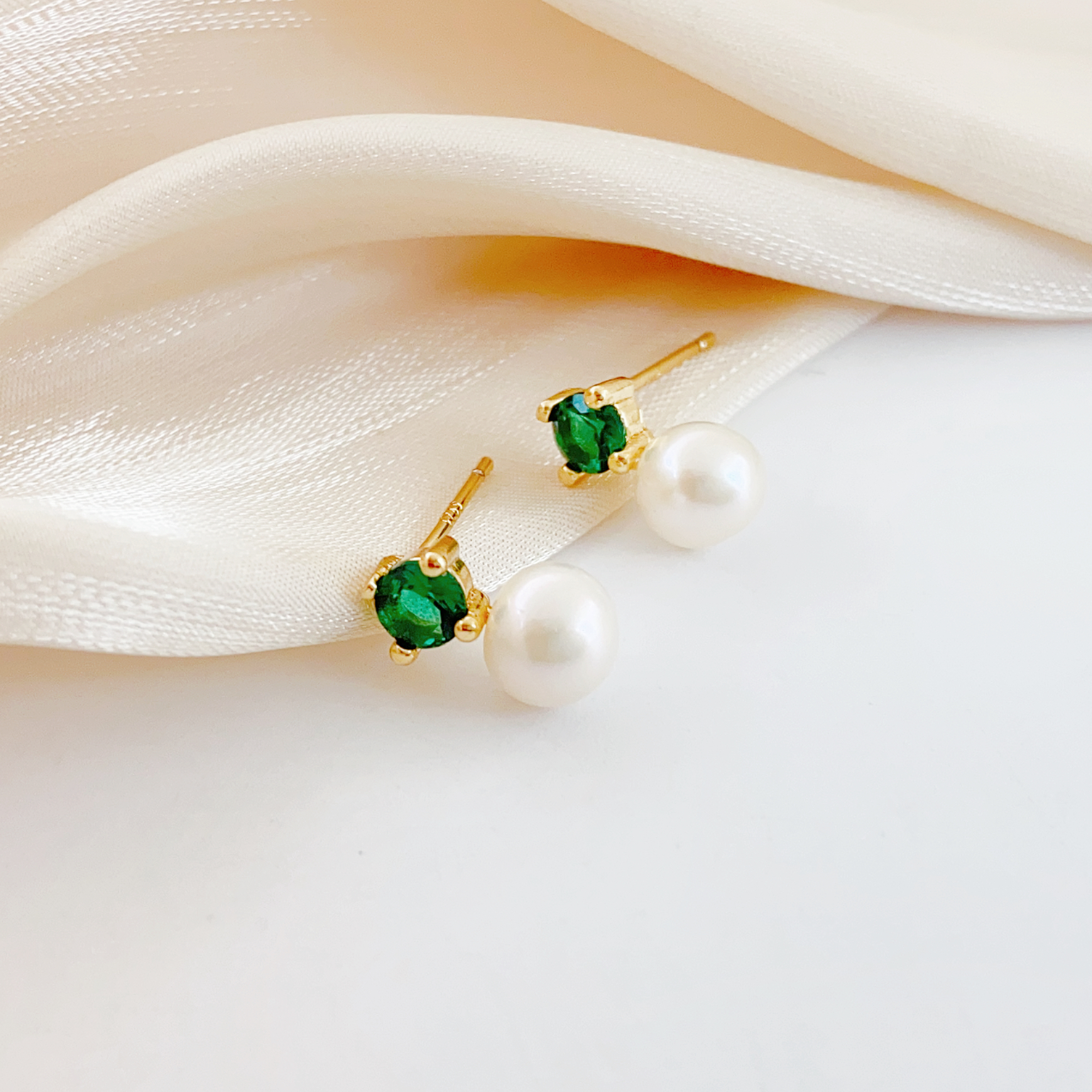 Freshwater pearl stud earrings s925 sterling silver needle stud earrings are a new versatile accessory for women in an ins style. They exude a gentle and luxurious touch, with a niche design and a cool ins style Application Scenario