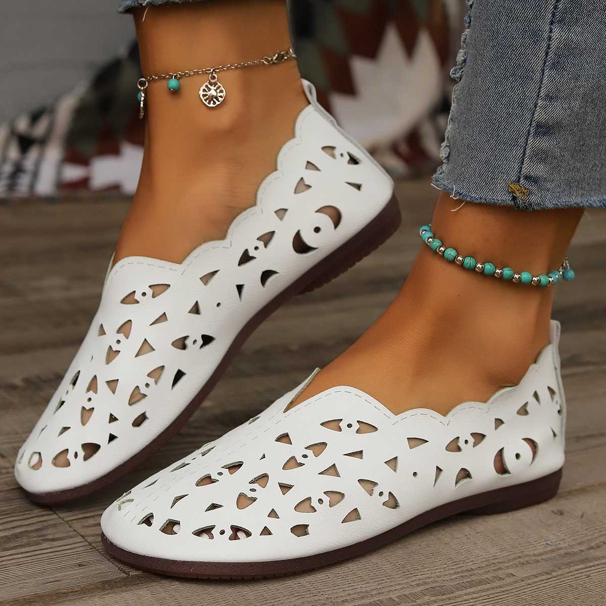 Summer 2025 Breathable hollowed-out Mom sandals, women's flat, round toe, soft sole, large size 43, clog shoes for middle-aged and elderly women Specification drawing