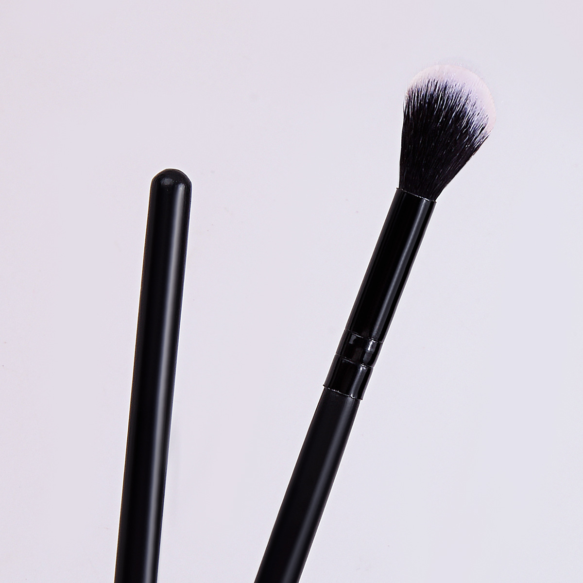 Super soft wooden handle flame diffusion brush, highlight brush, nose side shadow contouring brush, nose shadow brush, portable facial makeup brush Specification drawing