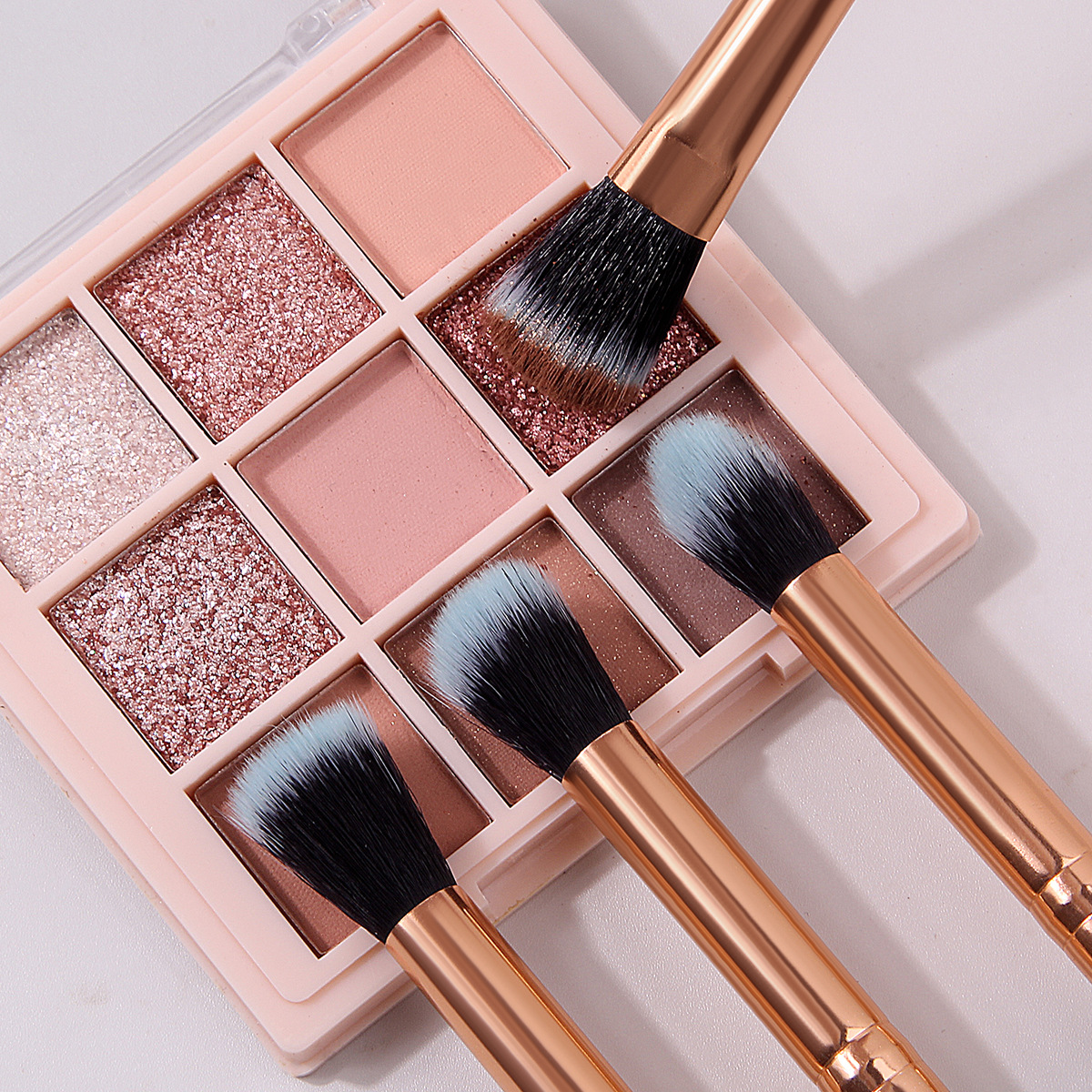 4 bamboo-handled makeup brushes, eyeshadow brushes, smudging brushes, brightening and highlighting brushes, dry and wet dual-purpose, no-makeup foundation, sponge egg details Picture