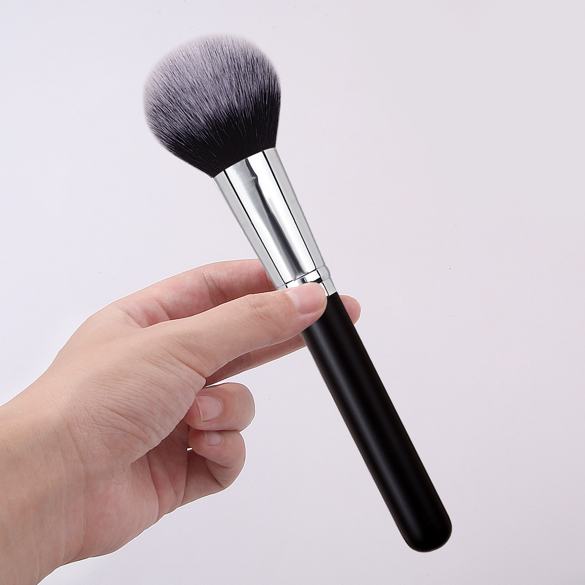 New single-stem loose brush, large black round head soft bristle setting blush brush, a multi-functional portable beauty tool Specification drawing