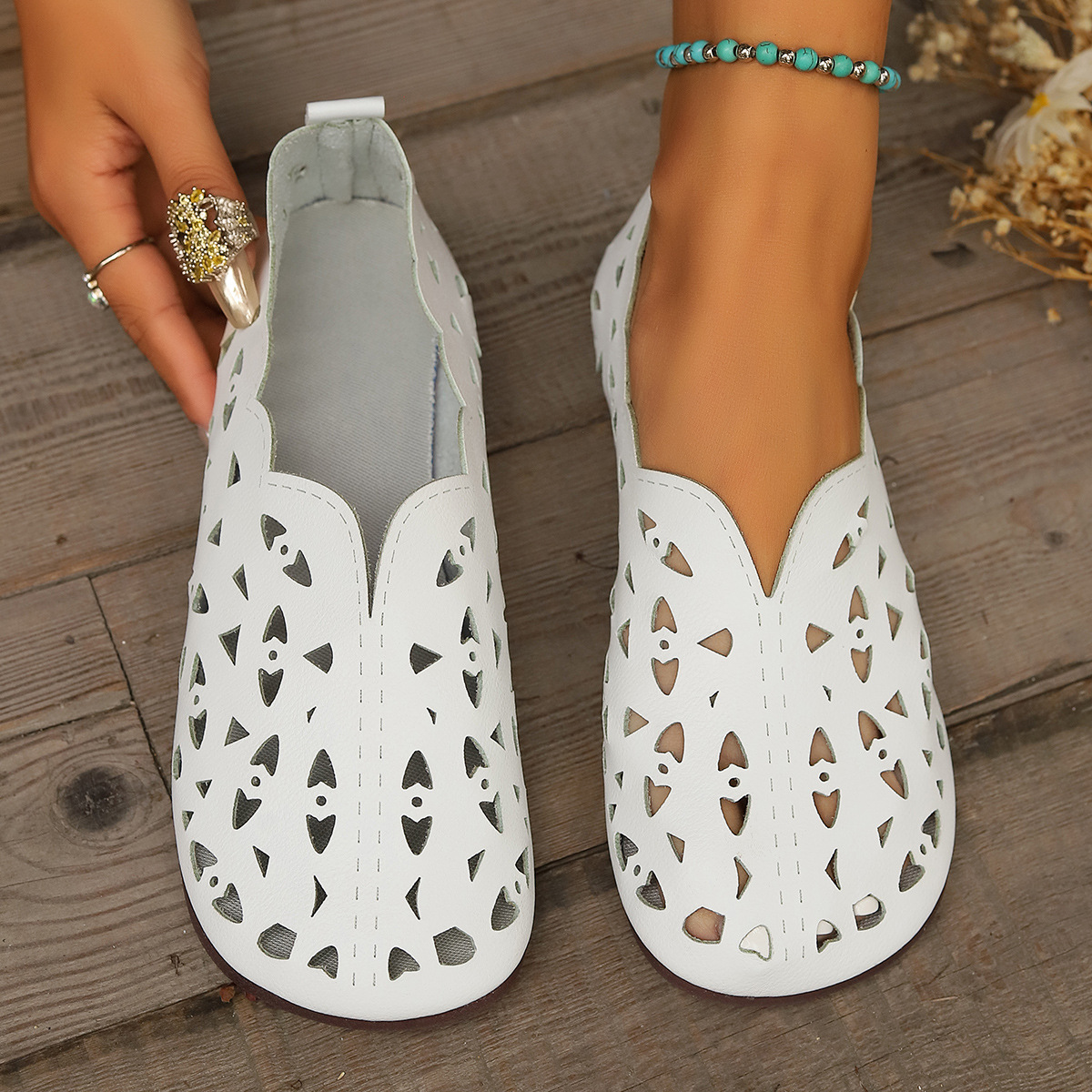 Summer 2025 Breathable hollowed-out Mom sandals, women's flat, round toe, soft sole, large size 43, clog shoes for middle-aged and elderly women full figure