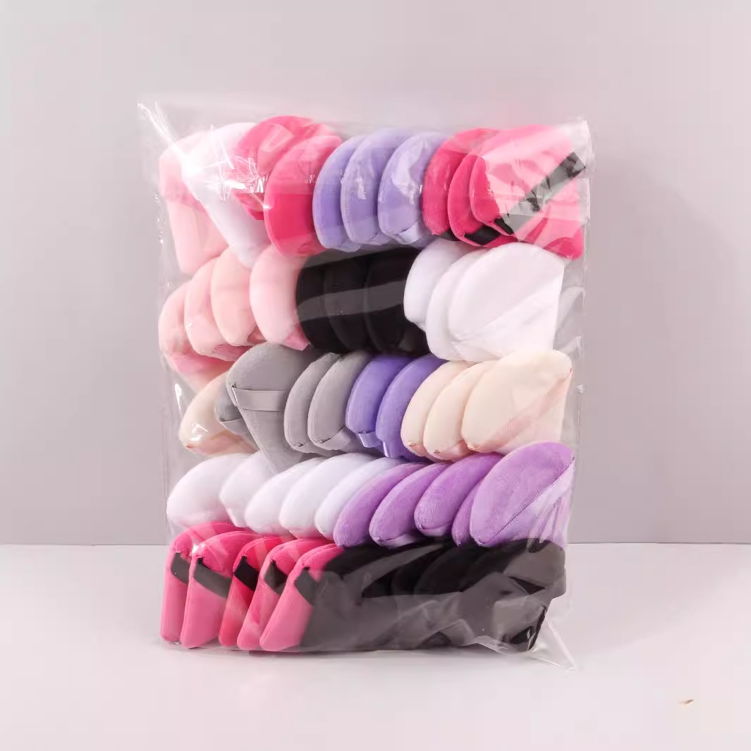 Wholesale in stock of multi-color mixed triangular setting cushion powder puffs, super soft flocked cotton finger loose powder puffs at special prices Application Scenario