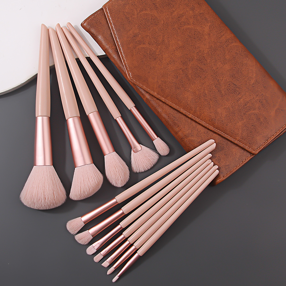 A complete set of 12 pink makeup brushes, soft bristle eyeshadow brushes, loose powder brushes, blush brushes, beauty tools, and makeup bag full figure