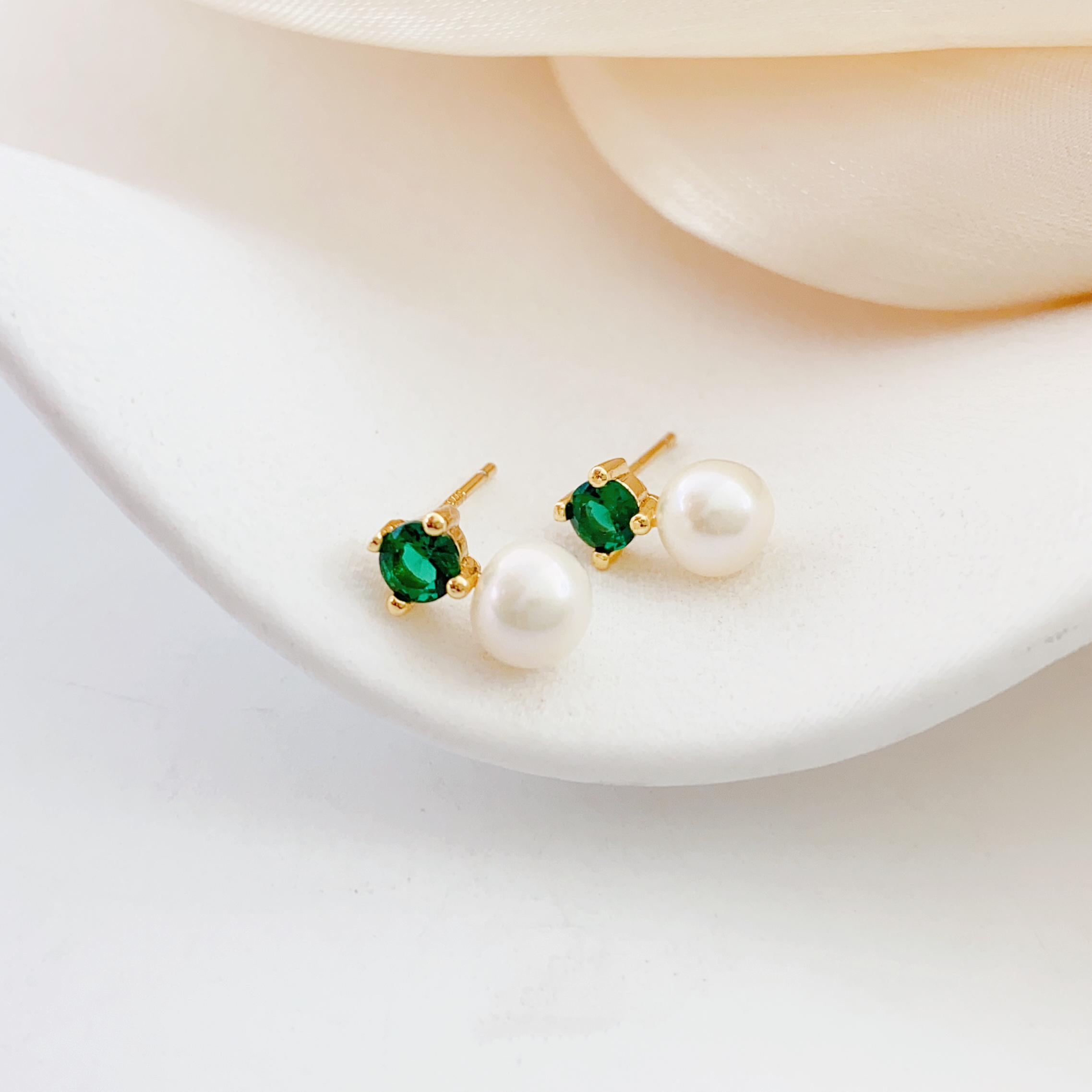 Freshwater pearl stud earrings s925 sterling silver needle stud earrings are a new versatile accessory for women in an ins style. They exude a gentle and luxurious touch, with a niche design and a cool ins style details Picture