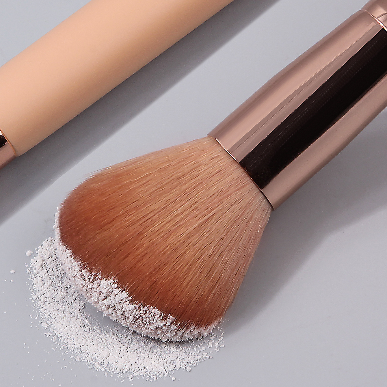 Single-stem honey powder makeup brush, blush brush, soft bristles that do not consume powder, setting makeup, loose powder contouring brush, high-end multi-functional makeup brush Specification drawing