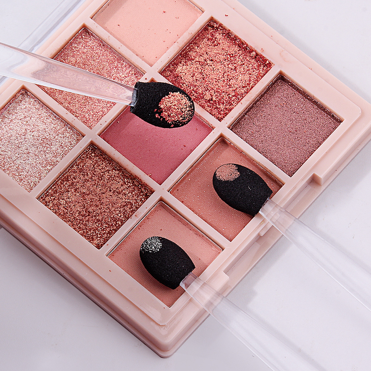 Cross-border best-selling single-head sponge eyeshadow stick, eyeshadow brush, portable high-quality eyeshadow brush, one-touch shaping makeup brush Application Scenario