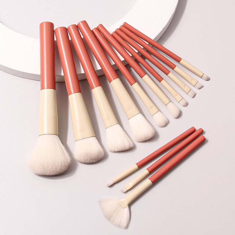 A complete set of 13 popular apricot and orange makeup brushes with soft bristles that are easy to carry. Beginner's set of blush and contouring brushes is in stock Application Scenario