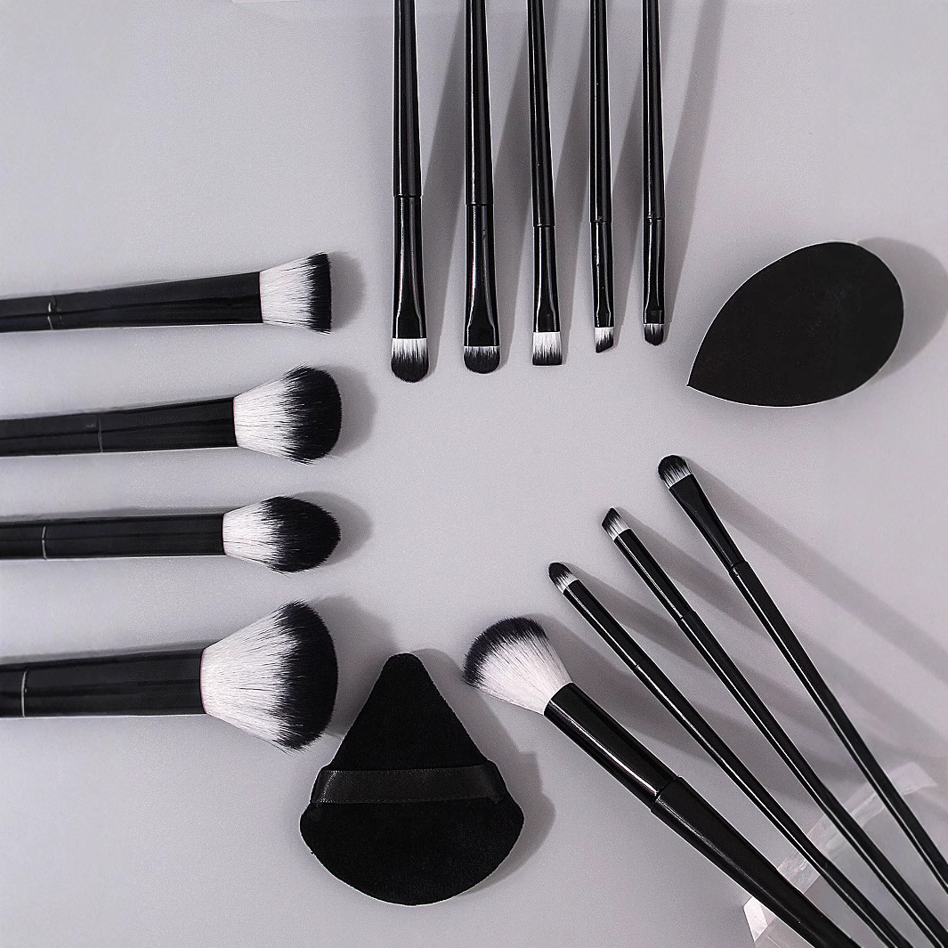 This is a high-quality 13-piece makeup brush set that is popular in the Middle East. It comes with a refreshing makeup brush and a beauty egg triangle sponge Application Scenario