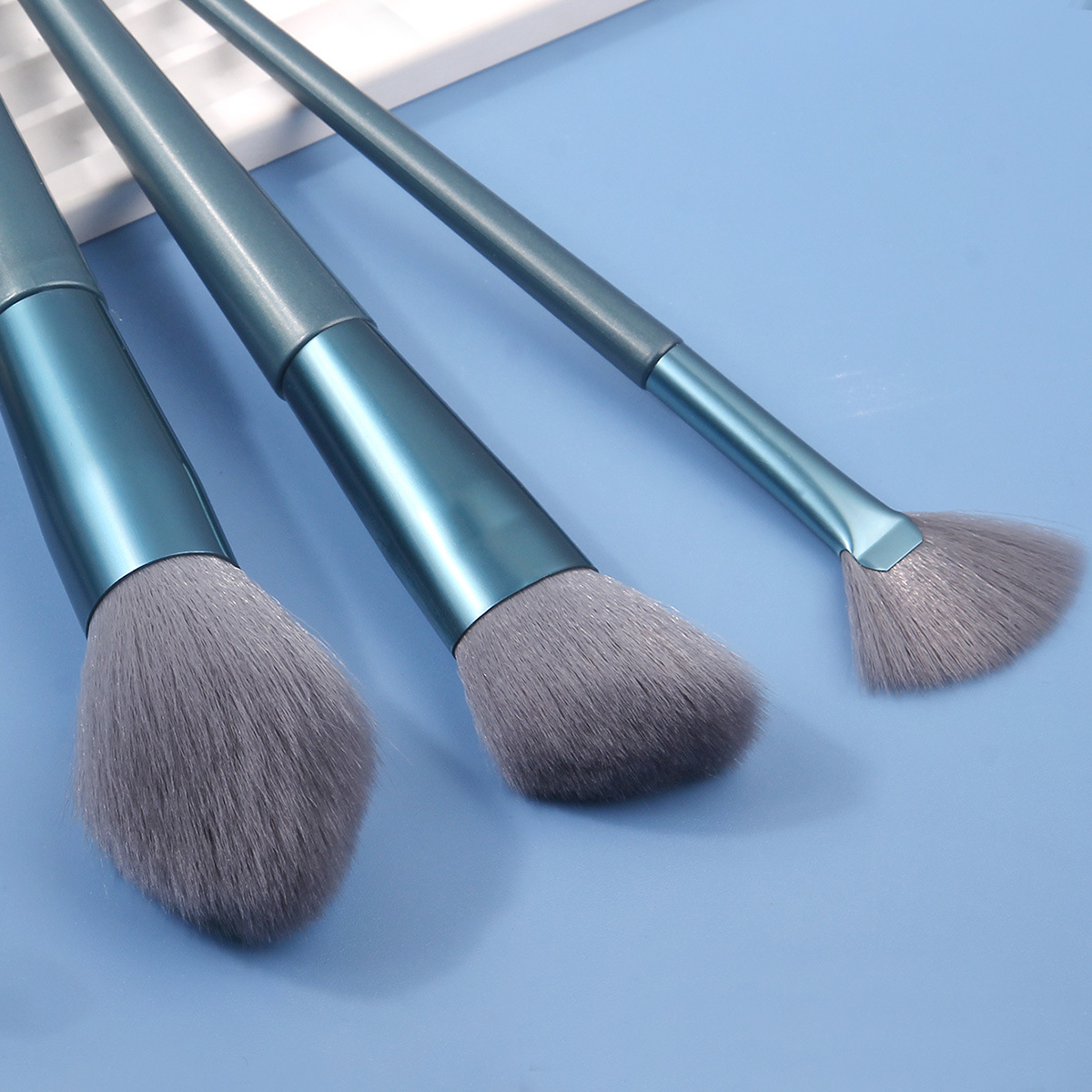 High-end and fashionable 12 super soft makeup brushes for beginners, dust-proof and water-proof storage bucket, portable set for students Application Scenario
