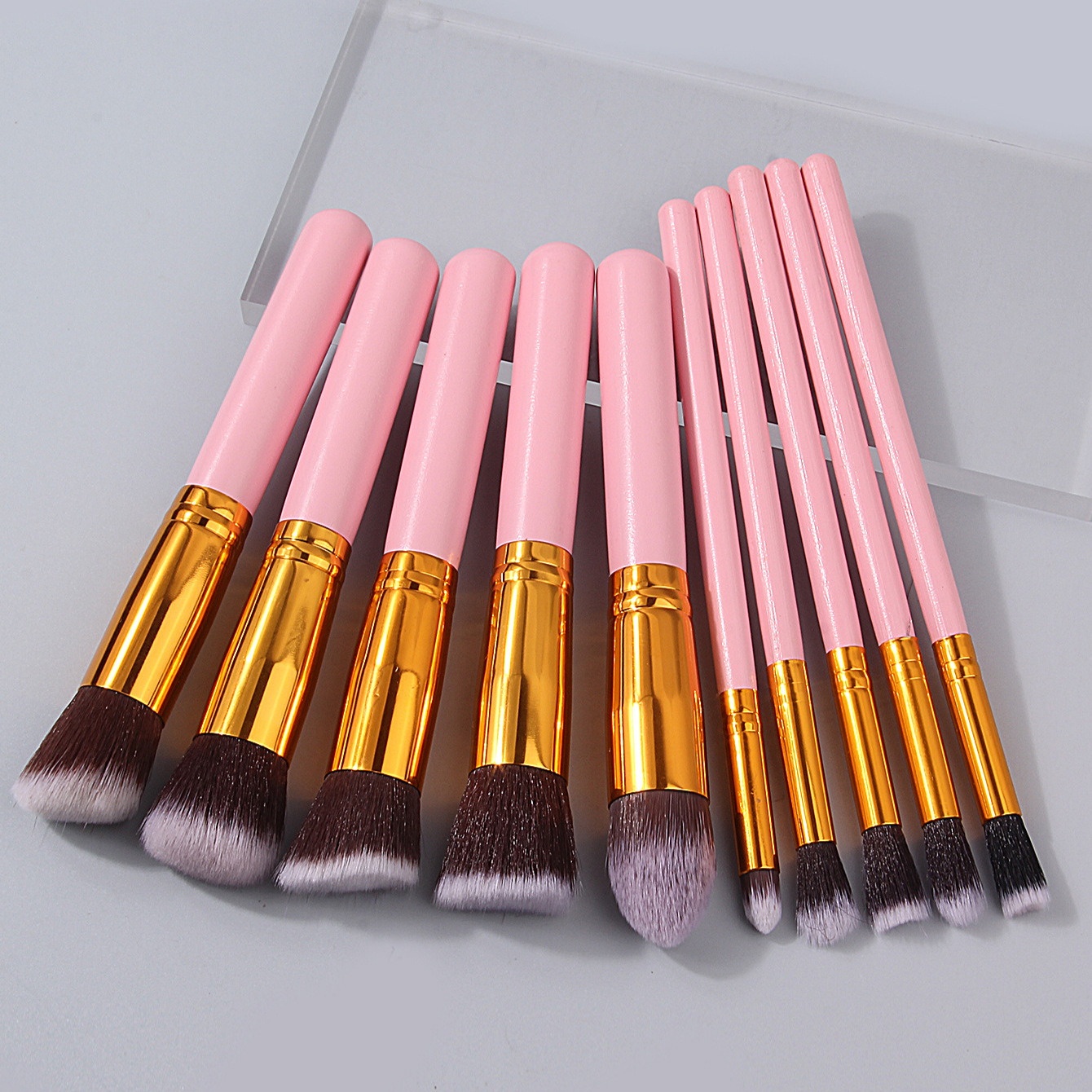 19-piece makeup tool set: Blush brush, eyeshadow brush, hair band, makeup powder puff, sponge egg. Long-term stock available details Picture