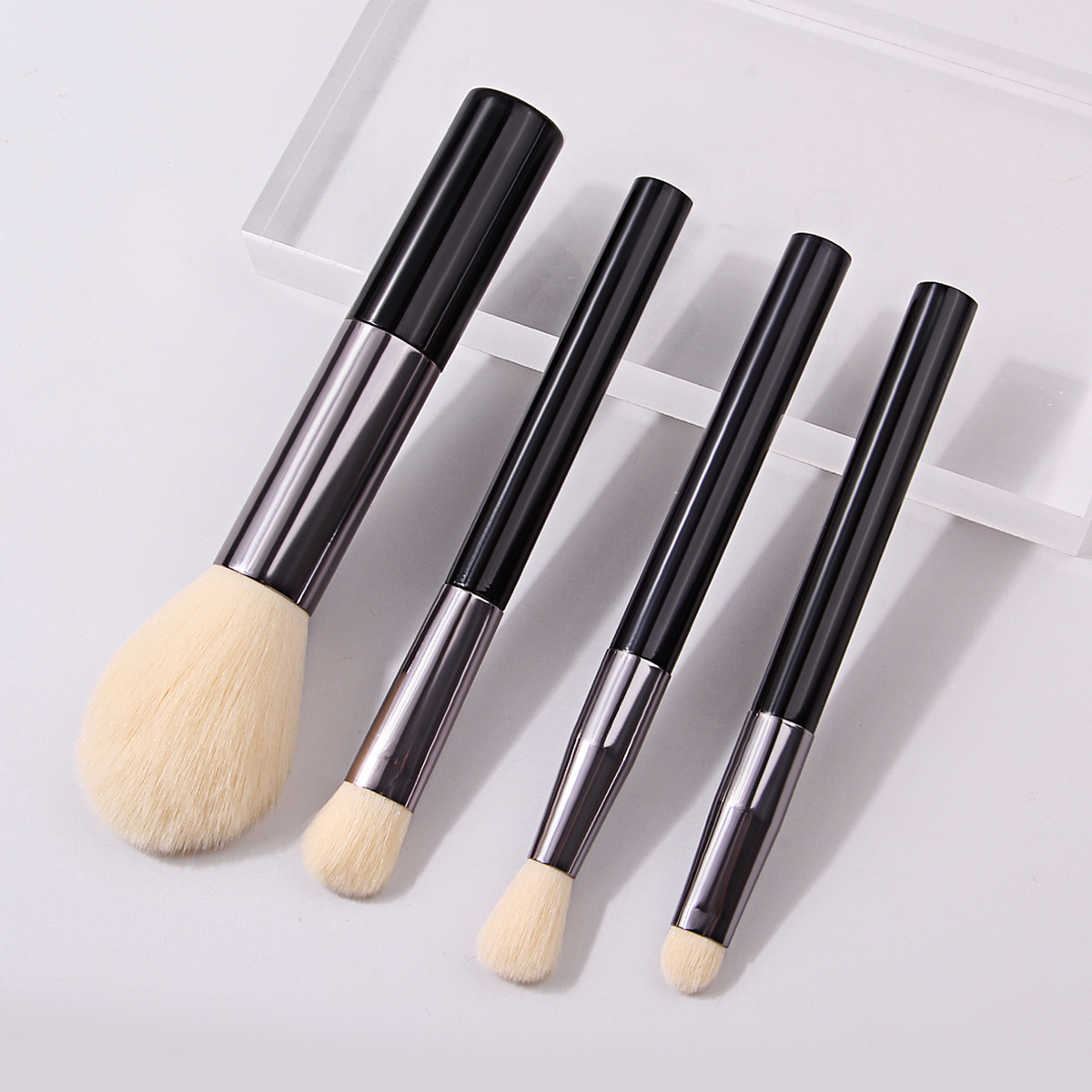 Cross-border bestseller: 4-piece portable makeup brush set mini, non-powder soft bristle blush eyeshadow brush, and smudging brush details Picture
