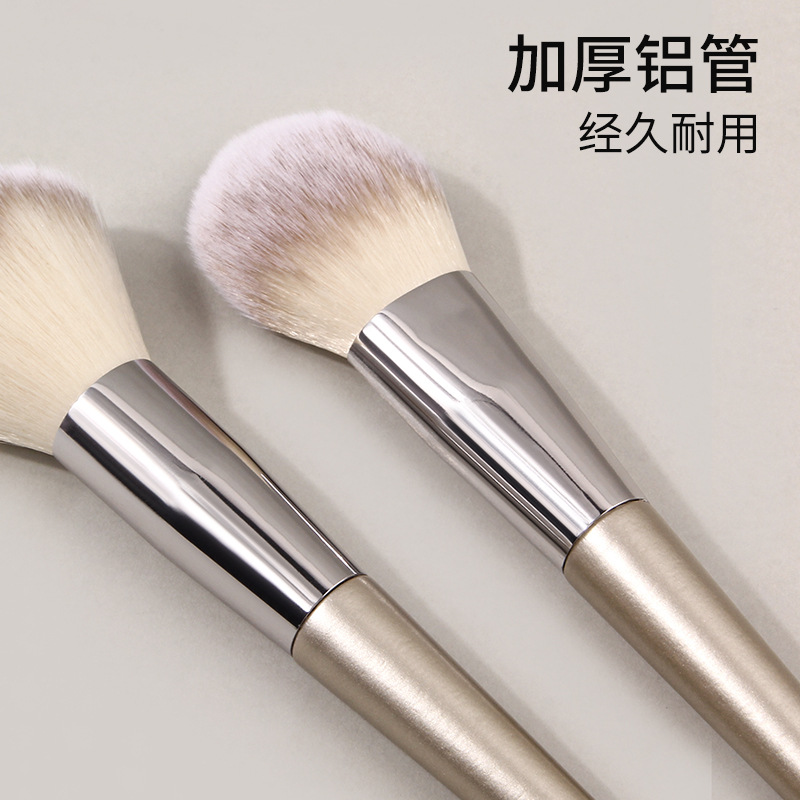 New pointed-color wooden-handled brush with dense and fluffy powder setting brush, portable soft-bristled foundation blush powder compact contour brush Application Scenario