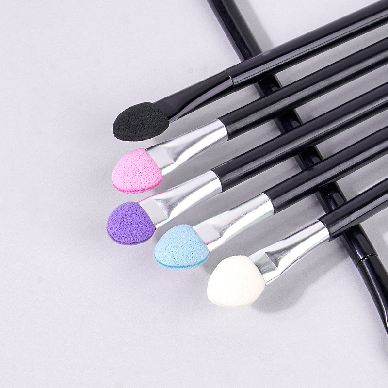 Wholesale of multi-functional double-head sponge eyeshadow brush, portable eyeshadow palette brush, short rod blending brush and beauty tools Application Scenario