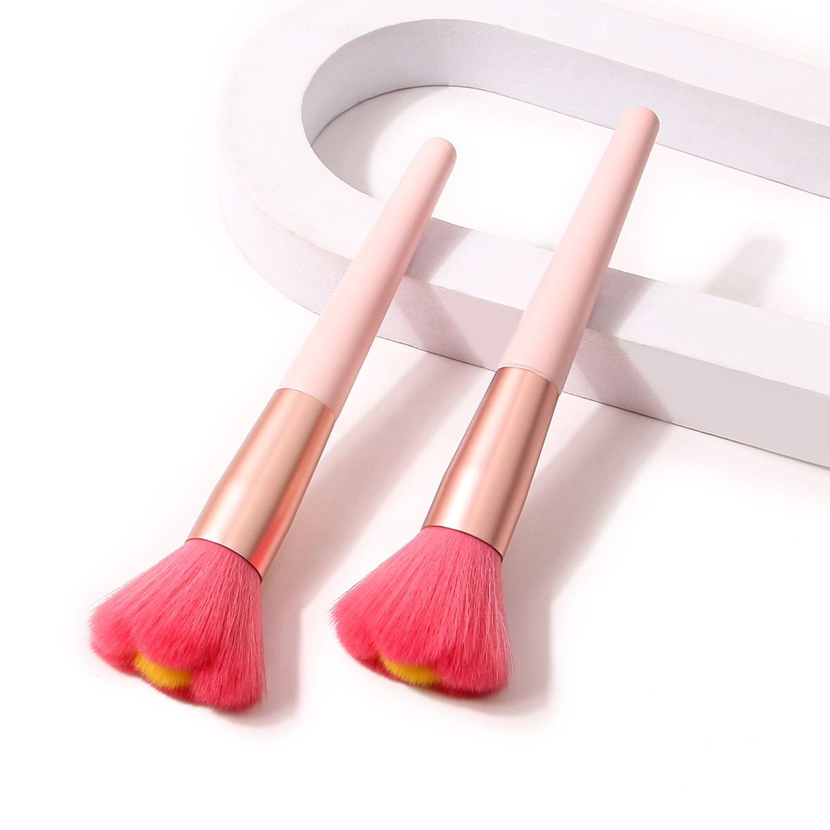Newly launched flower-shaped loose brush blush brush, irregular-shaped makeup brush, rare facial makeup brush in stock for wholesale Application Scenario