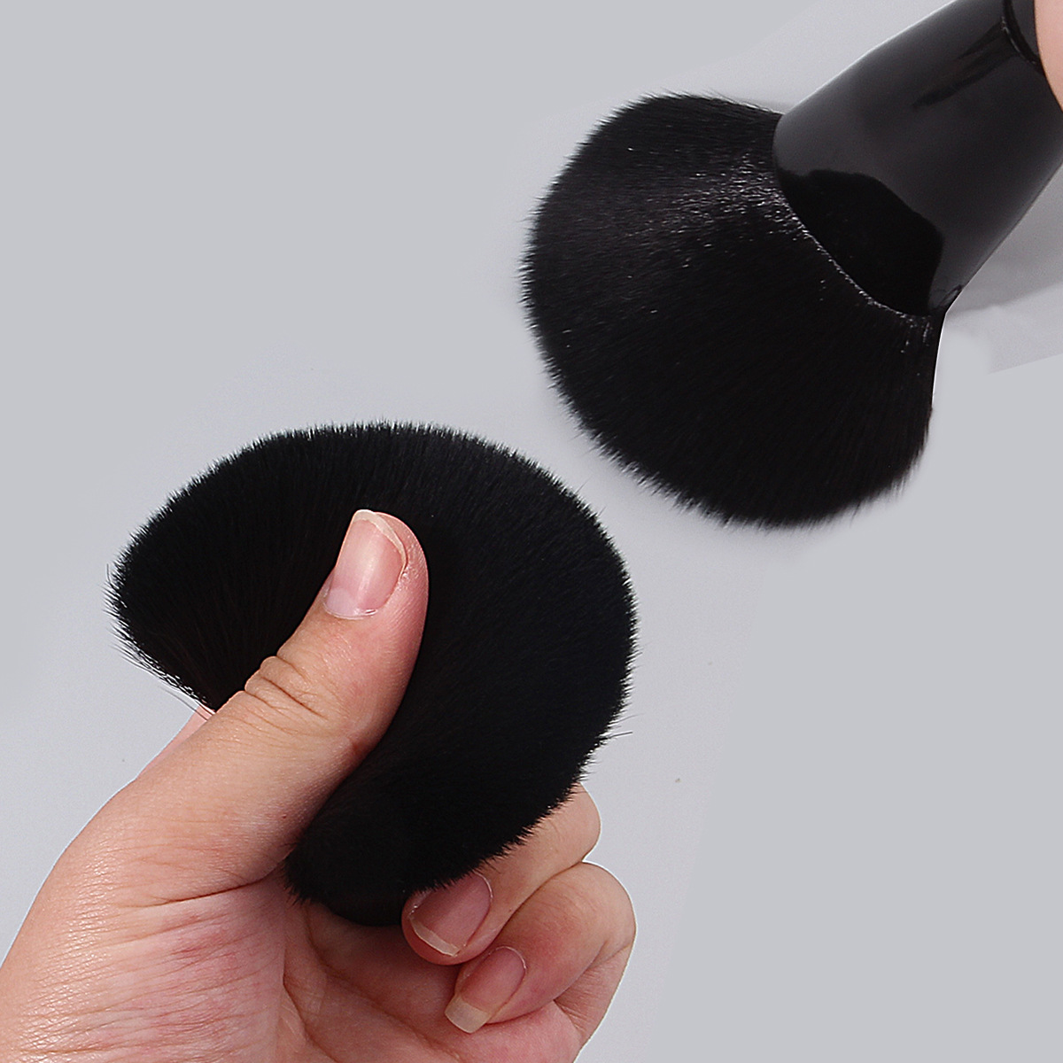 Black soft-bristled makeup brush, tongue-shaped foundation brush, mask brush, portable mushroom-shaped base loose powder and loose powder setting brush in stock Application Scenario
