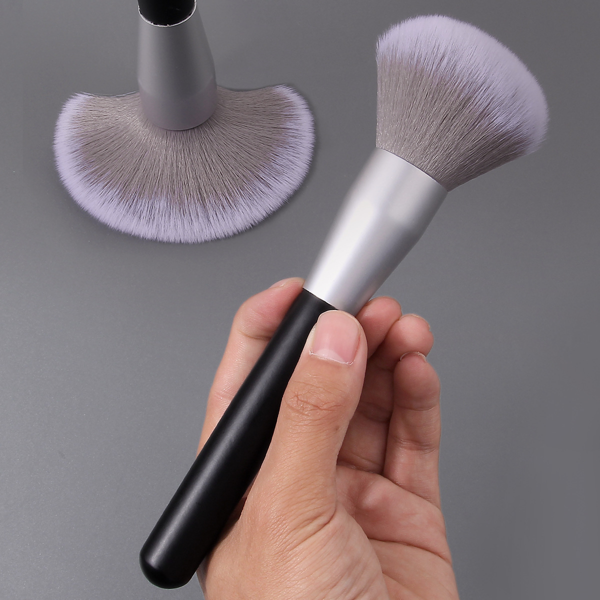 This is a single portable makeup brush with a loose brush and soft bristles that do not absorb powder. It is a long-lasting and durable setting brush Specification drawing