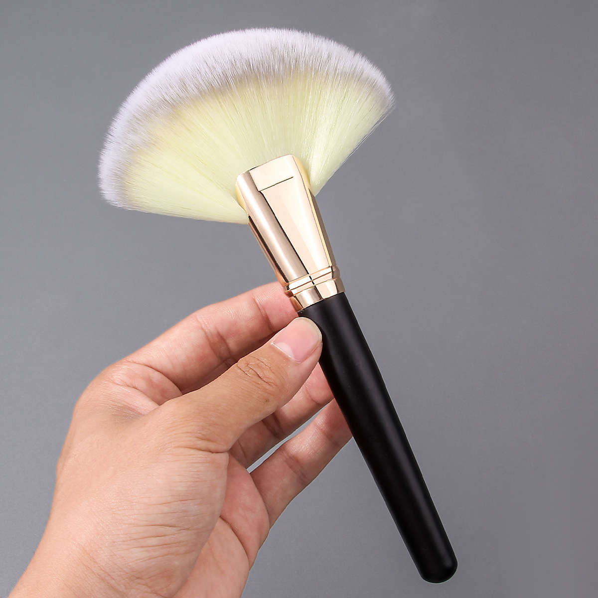 Extra-large fan-shaped brush, a special soft-bristled powder brush for makeup artists, is available for wholesale at a discounted price in stock details Picture