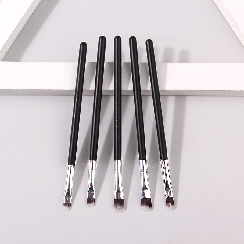 Portable makeup tools: 5-piece eye set - brush, angled eyebrow brush, curved eyeshadow brush, smudging brush, and undereye brush for wholesale Application Scenario