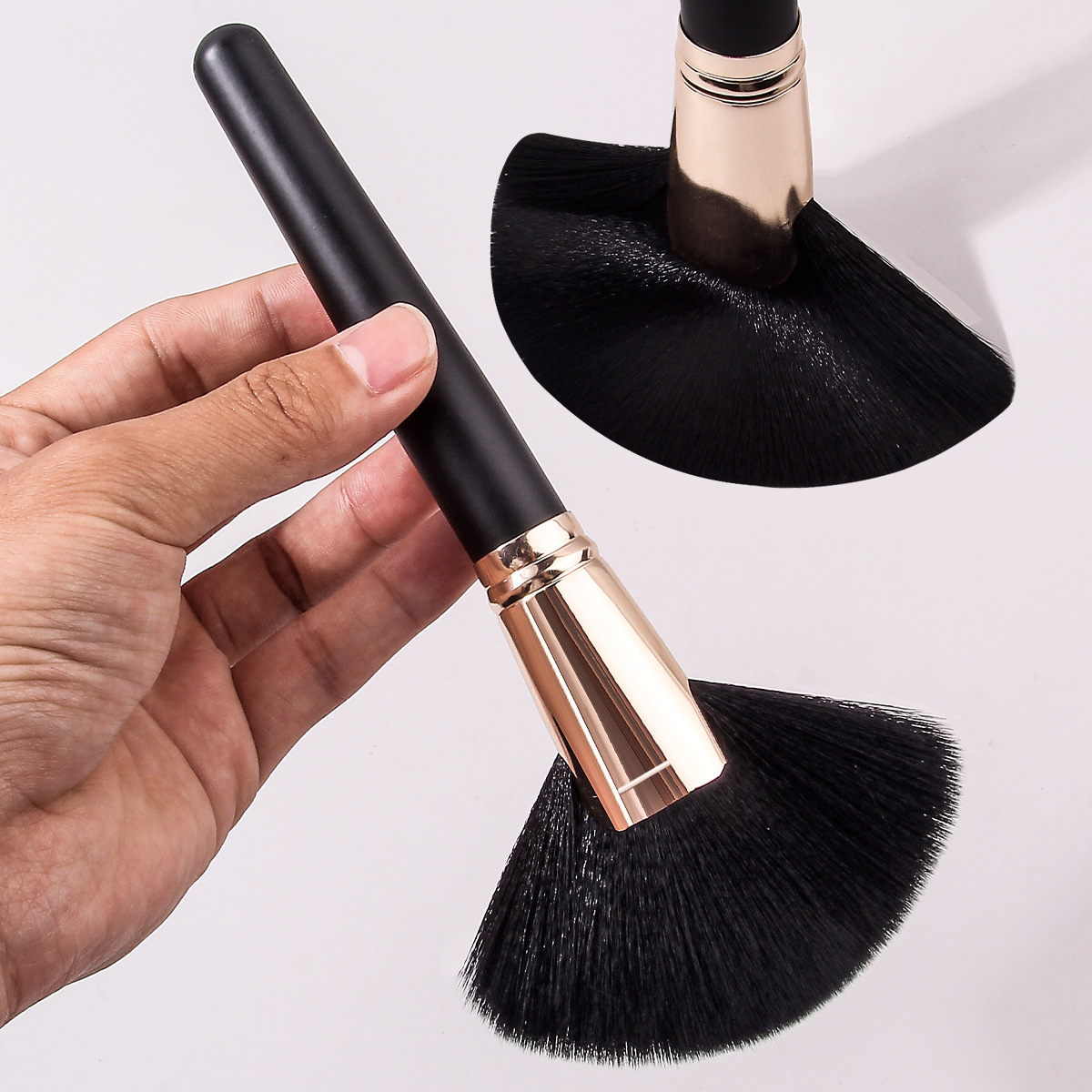 Single extra-large fan-shaped makeup brush, soft bristles, loose brush, multi-functional portable cleaning brush full figure