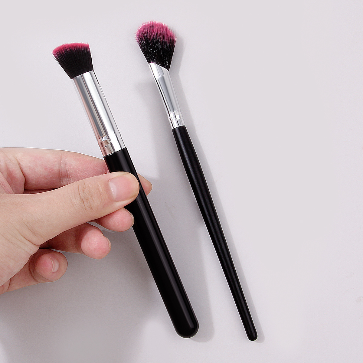 In stock: Half-leaf nose shadow brush, minor contouring brush, nose profile brush, highlight brush, round slanting concealer brush to cover eye bags and dark circles Specification drawing