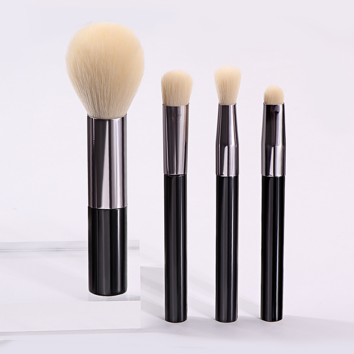 Cross-border bestseller: 4-piece portable makeup brush set mini, non-powder soft bristle blush eyeshadow brush, and smudging brush full figure