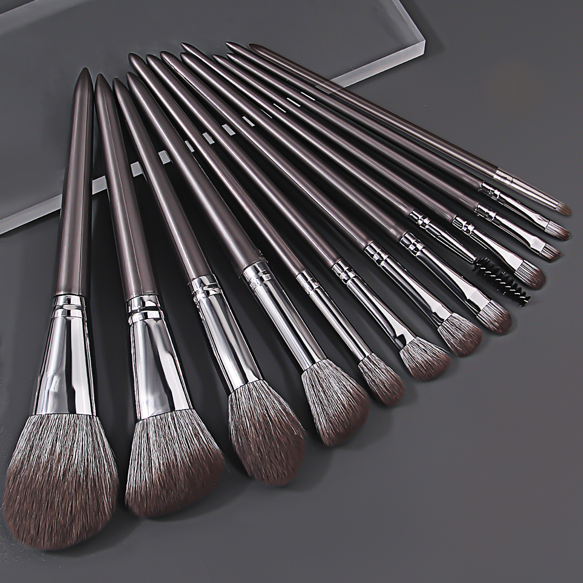 A complete set of 13 makeup brushes, including soft bristles, loose powder, blush, eyeshadow brushes, triangular powder puff, portable makeup packaging set, and brushes in stock Specification drawing