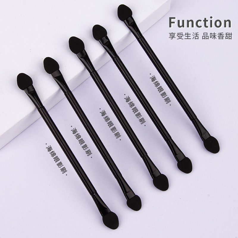 Single double-headed sponge eyeshadow brush, mini travel portable eyeshadow palette brush, short rod blending brush, beauty tools wholesale Application Scenario