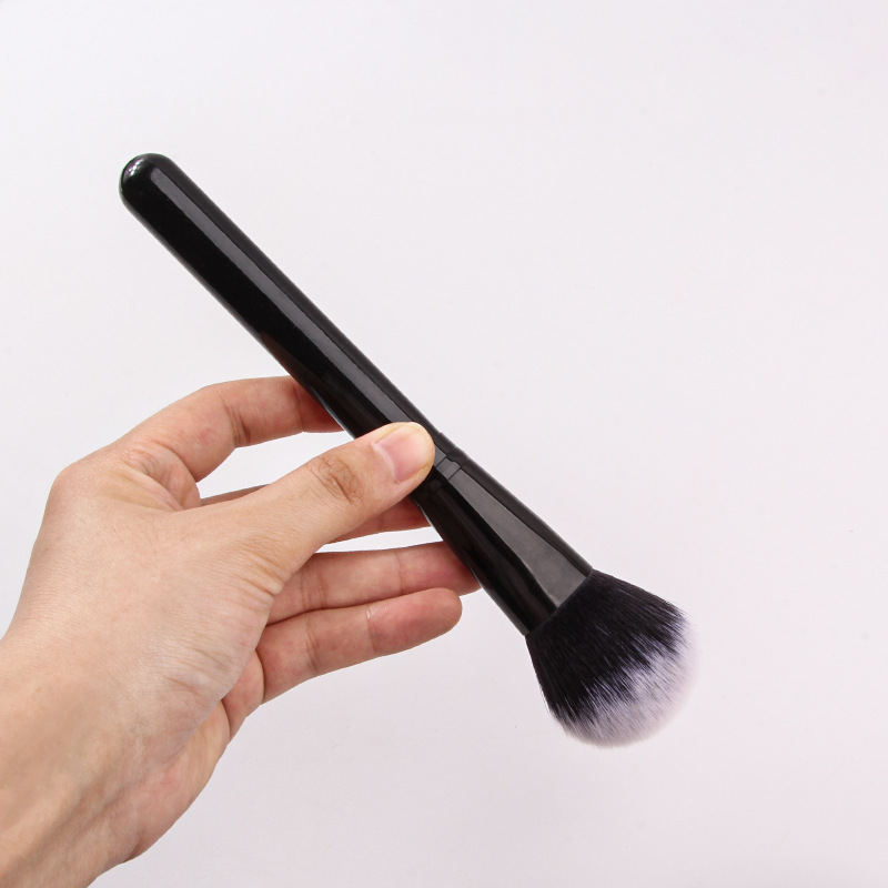 Wholesale of single loose powder brush, soft fiber bristle blush brush, portable black wooden handle setting brush and highlighter brush Application Scenario