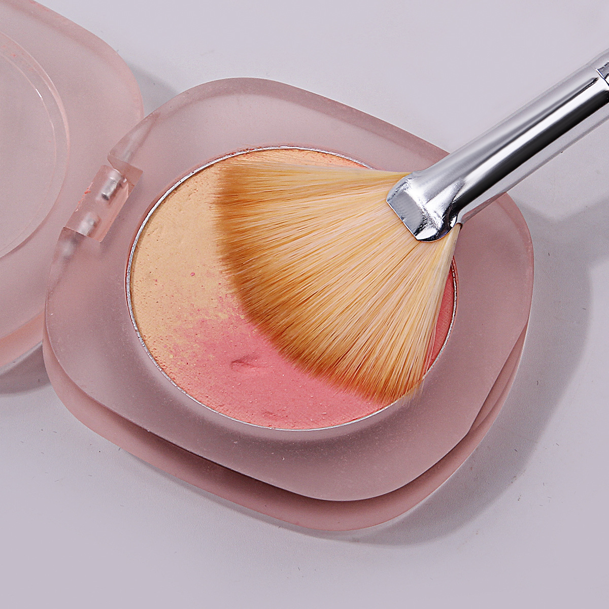 Fan-shaped brush, high-gloss brush, leftover paint, fine gloss, super soft brightening brush, fan-shaped acrylic brush, direct supply from the manufacturer Application Scenario