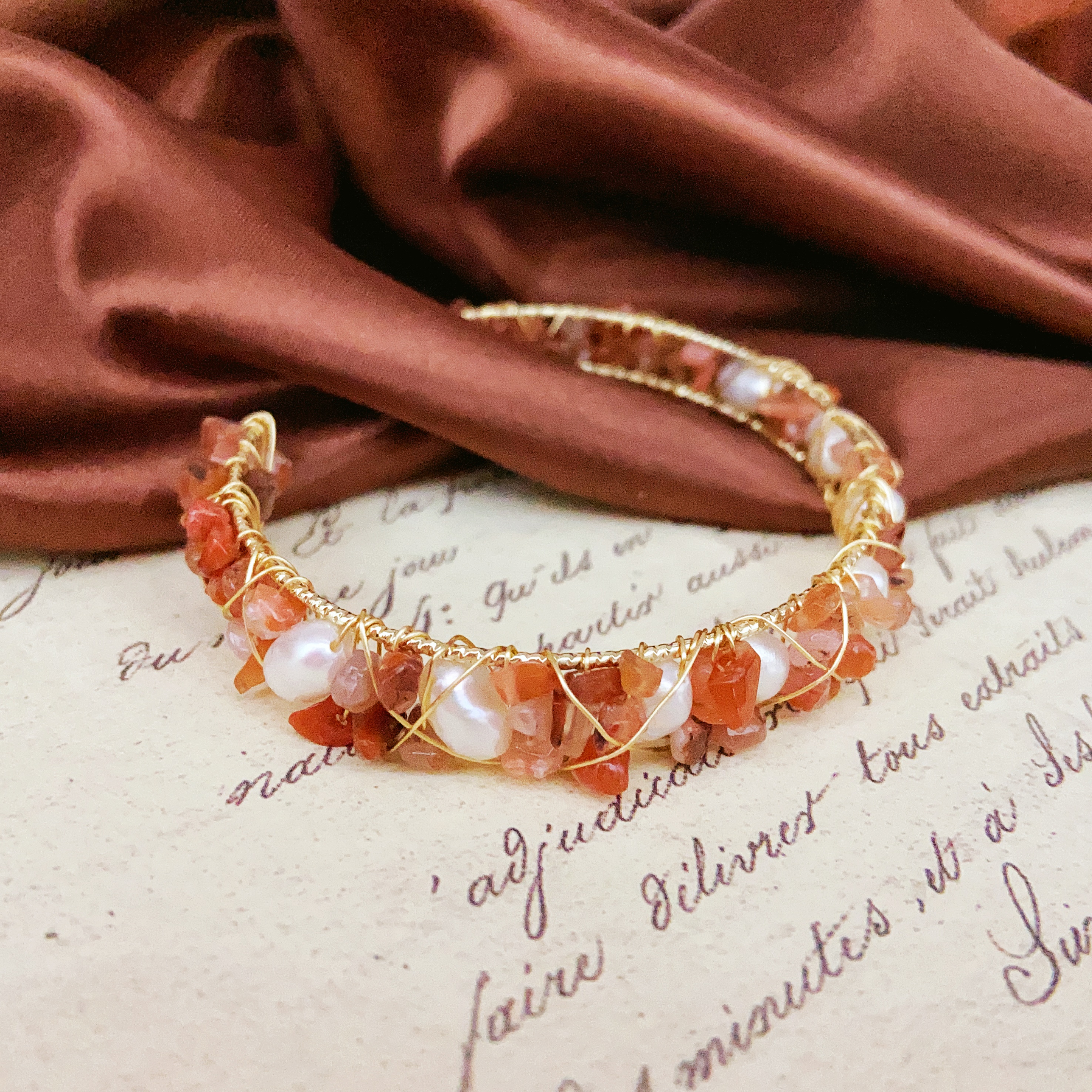 This is a fashionable, simple and versatile women's bracelet accessory. It's a trendy European and American style Item Picture
