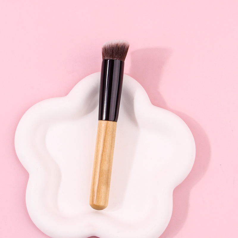 Single natural wood-colored thumb foundation concealer brush, contouring brush, soft bristles, shadow brush, portable facial makeup brush Application Scenario