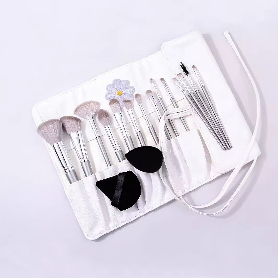 The first encounter: A 14-piece makeup brush set, including foundation, makeup sponge, egg setting, powder puff, loose powder, blush brush, and makeup bag Specification drawing