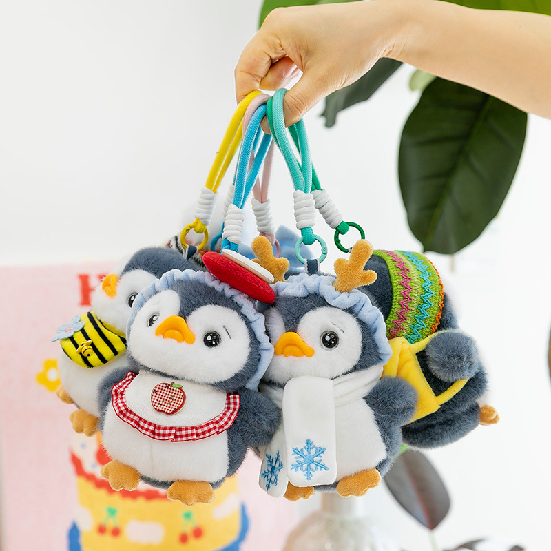 Authentic cute bee and penguin pendant dolls, plush toys, schoolbags, pendants, keychains, aquarium gifts Application Scenario